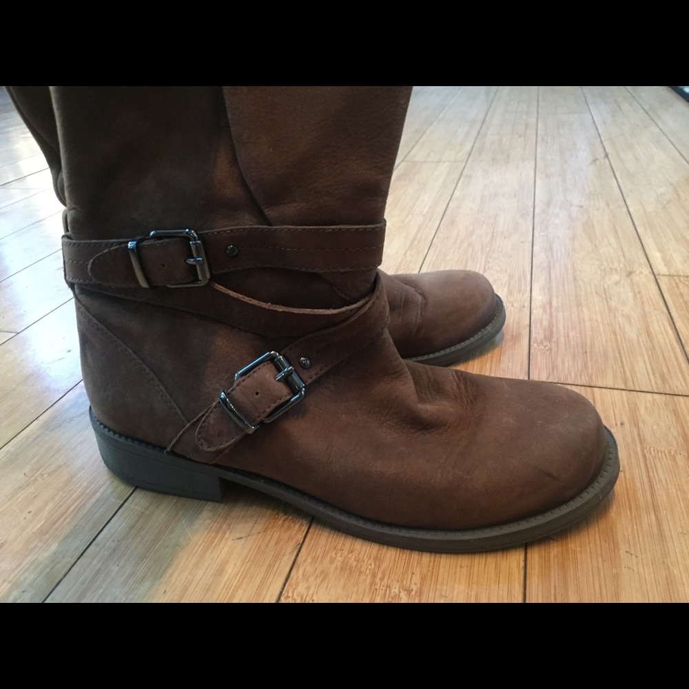 Kenneth Cole: Leather Buckle Boots W8